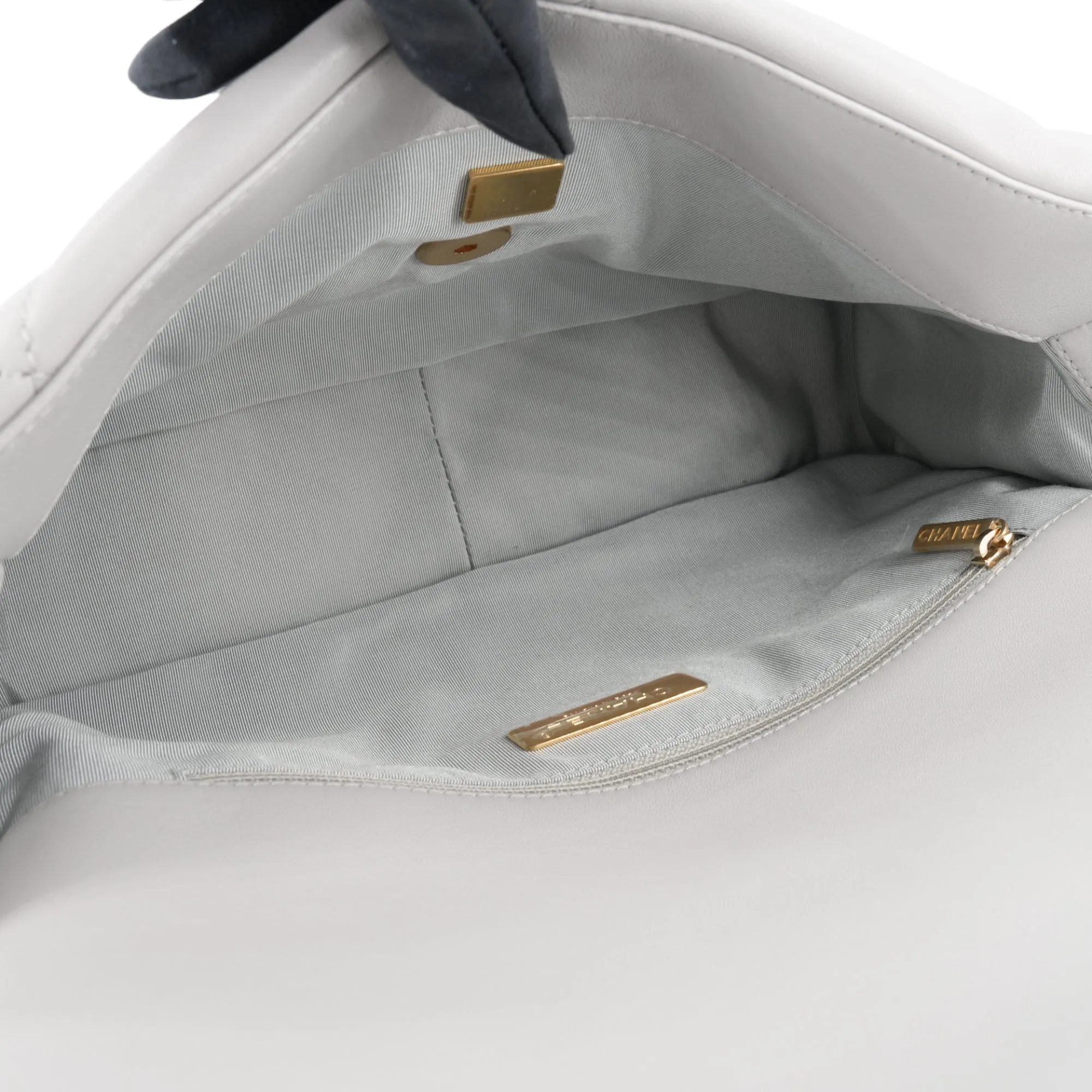 CHANEL 19 Medium Flap Bag in 21A Grey Lambskin