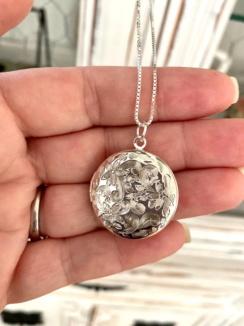 Photo Locket - a beautiful gift for her